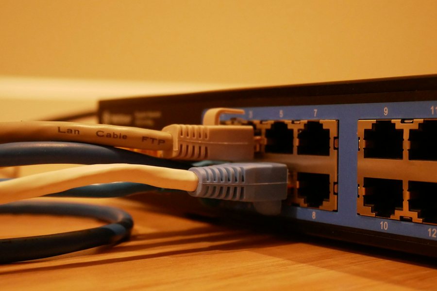 ケーブルが差し込まれたネットワーク機器