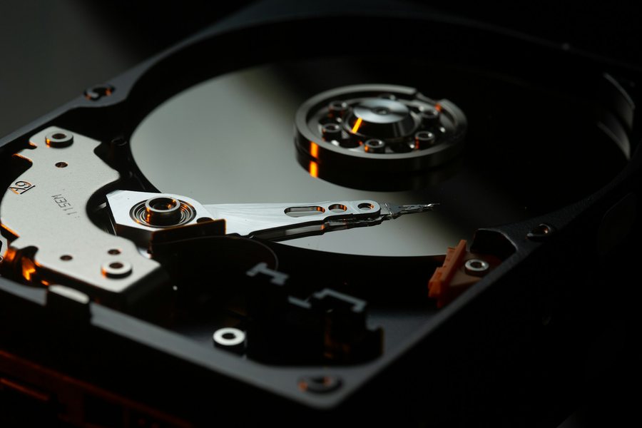 内部が見えるハードディスク